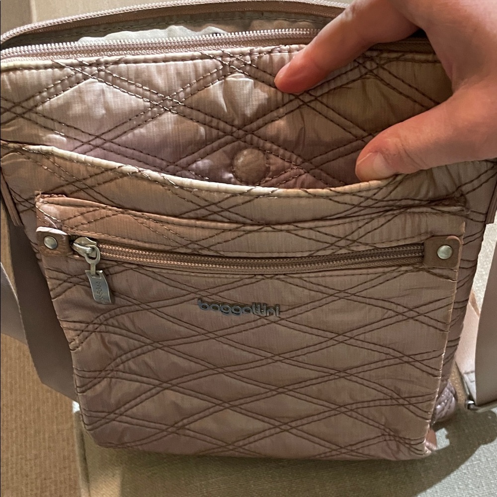 Baggallini Metallic Pink Quilted Crossbody Bag and Wristlet - Picture 2 of 7